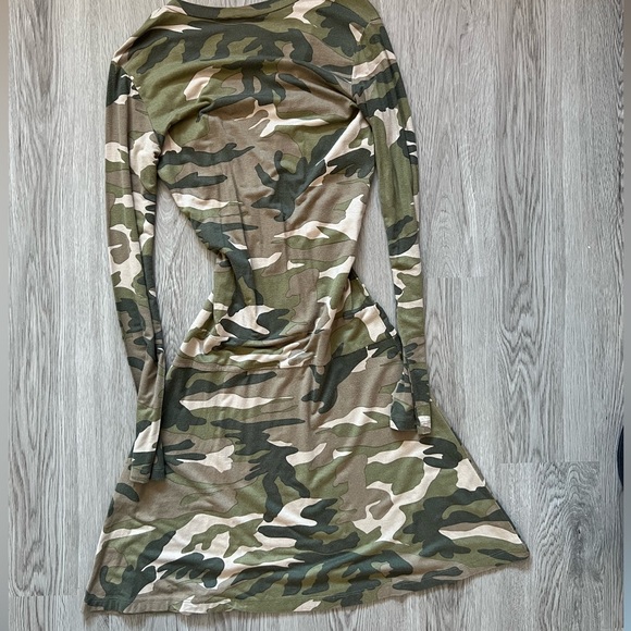 New army feminine dress that accentuate the waist - Picture 2 of 3